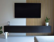 Minimalistická závesná komoda pod TV